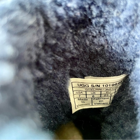 UGG•Size 7•Kids' Classic Water Resistant Genuine Shearling Lined Boot•Navy Blue - Picture 9 of 13